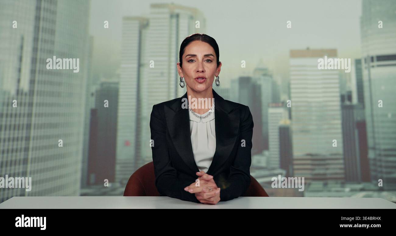 Donna, ancora e studio di notizie con Talk per la trasmissione con conversazione, annuncio o aggiornamento. Persona, presentatore e ritratto con produzione Foto Stock