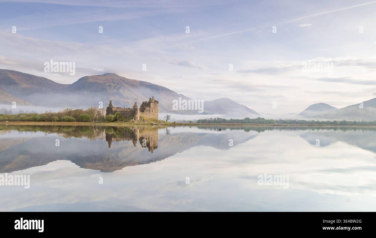 Kilchurn Castle Loch Awe Scotland. Le rovine storiche del castello con riflessi e il suggestivo paesaggio delle Highlands creano una destinazione di viaggio iconica. Foto Stock