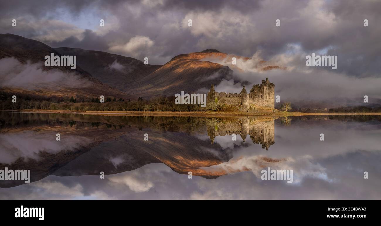 Kilchurn Castle Loch Awe Scotland. Le rovine storiche del castello con riflessi e il suggestivo paesaggio delle Highlands creano una destinazione di viaggio iconica. Foto Stock