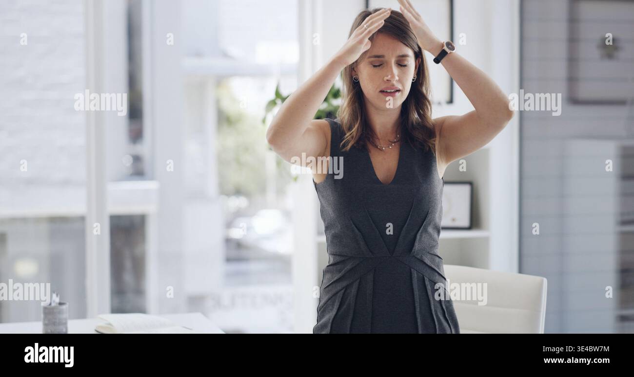 Lo stress, la frustrazione e le donne con ansia in carica, le cattive condizioni economiche e il mercato immobiliare diminuiscono. Sopraffatto, inflazione e agente immobiliare Foto Stock