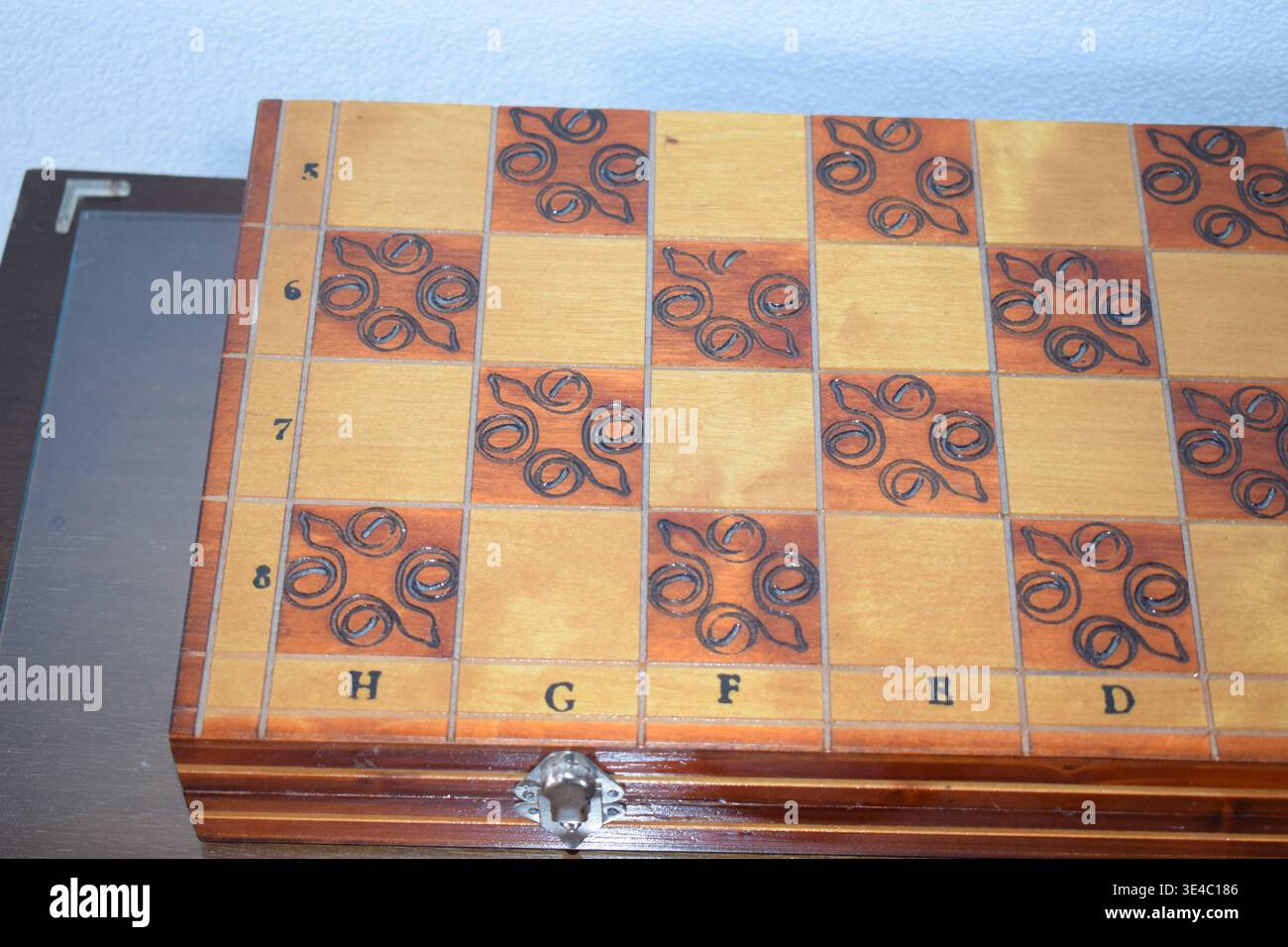 vecchia scacchiera di legno Foto Stock