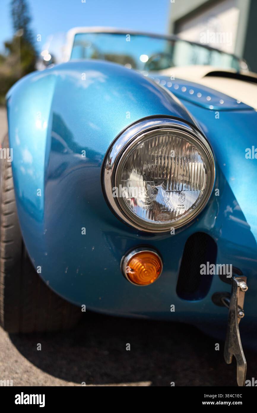 Veicolo d'epoca con dettagli lucenti. Roadster restaurata presenta finiture scintillanti e un fascino vintage Foto Stock