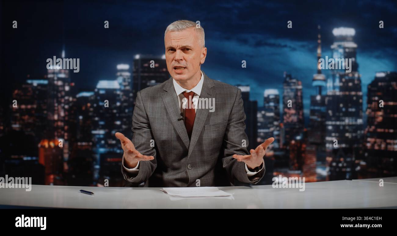 Political Talk Show host with strong Gestures and Emotional Delivery, l'uomo forma l'opinione pubblica mentre discute di conflitti globali, tensioni geopolitiche e rompere gli sviluppi internazionali. Foto Stock