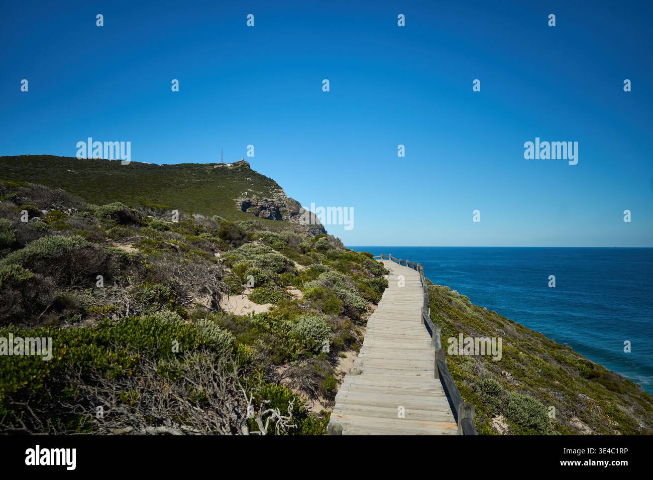 Il tradizionale sentiero in legno guida i visitatori attraverso lo Scrub costiero verso viste mozzafiato sul mare Foto Stock