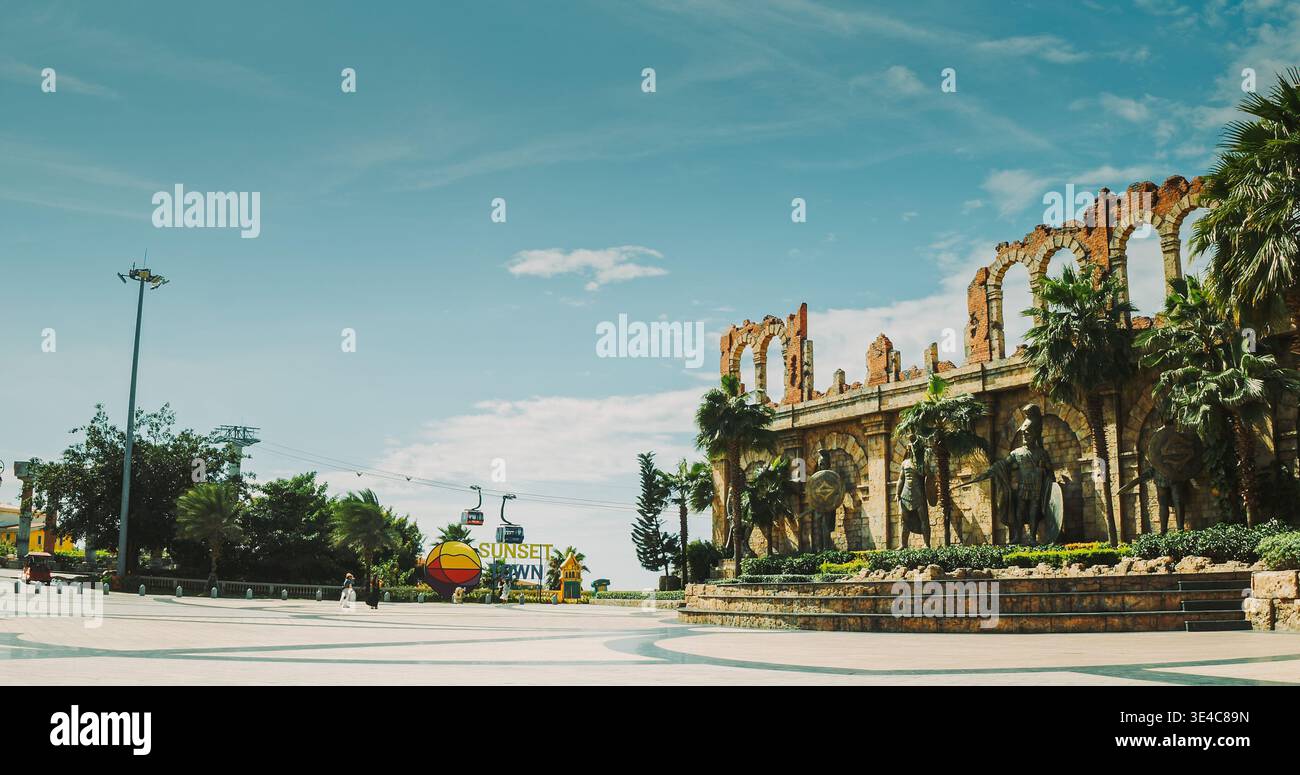Rovine in stile romano e piazza Sunset Town con funivia, Phu Quoc Vietnam Foto Stock