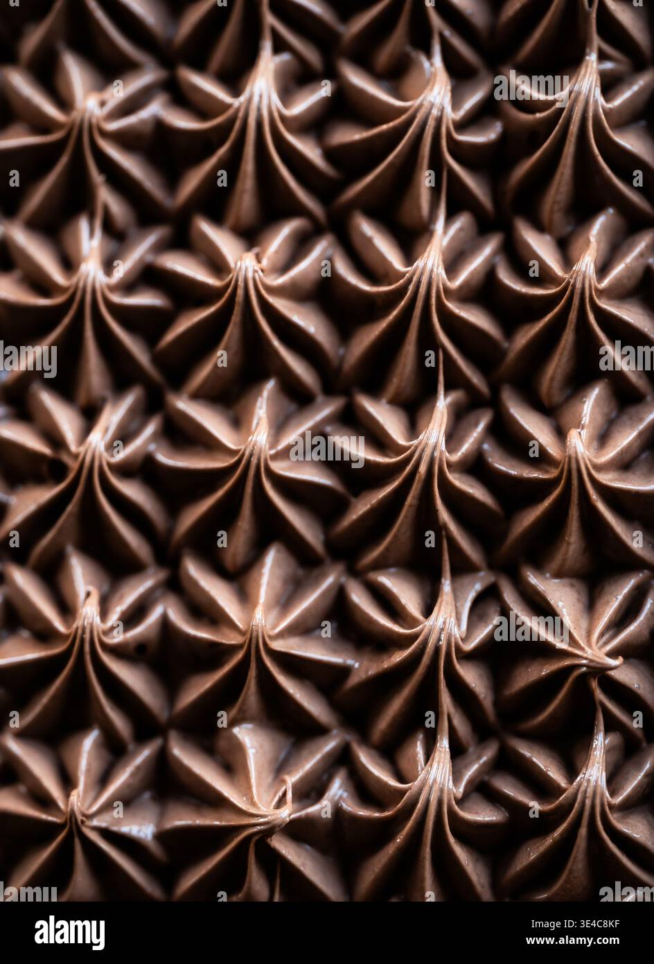 Primo piano della glassa di cioccolato sulla torta dall'alto. Foto Stock
