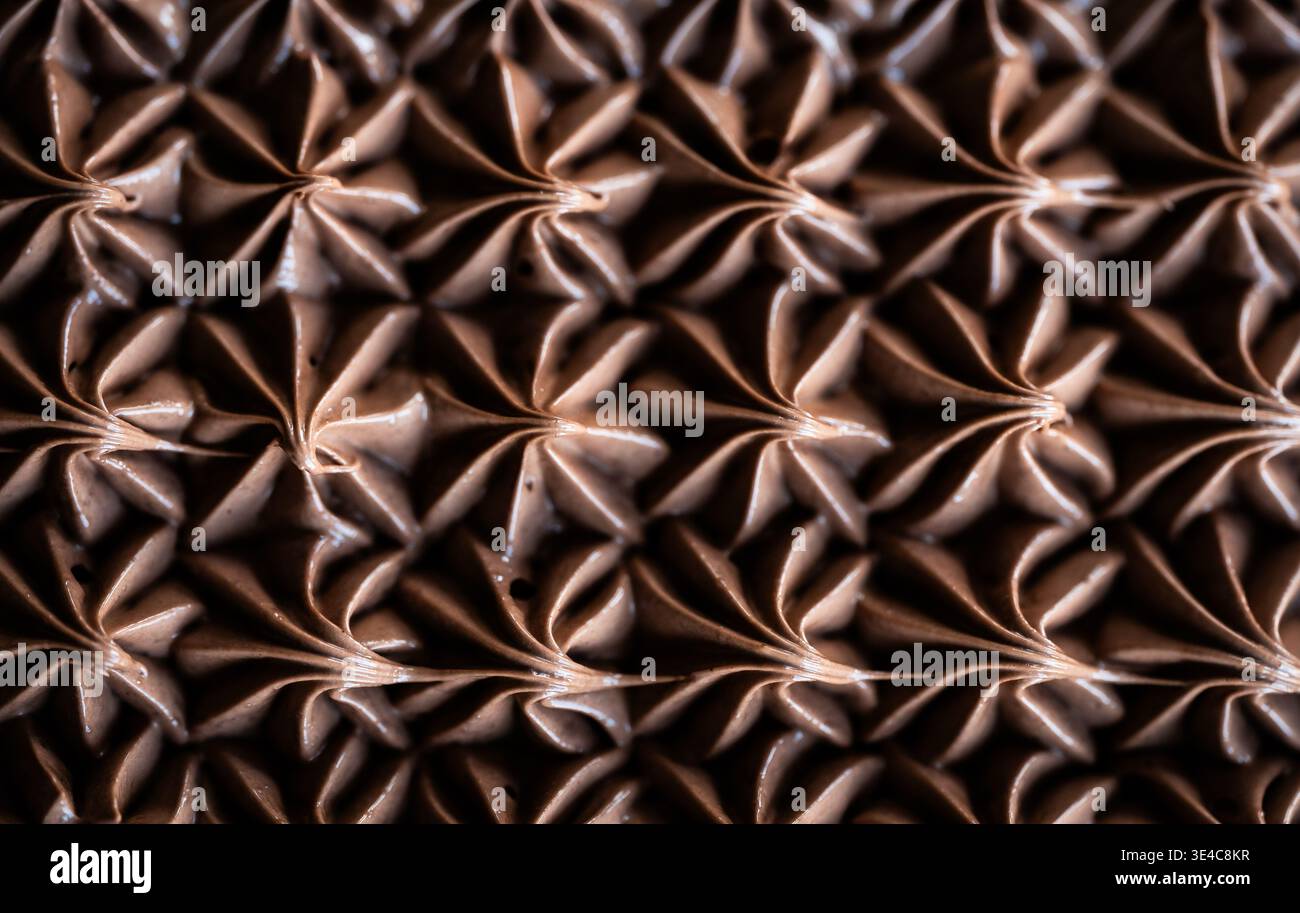 Primo piano della glassa di cioccolato sulla torta dall'alto. Foto Stock