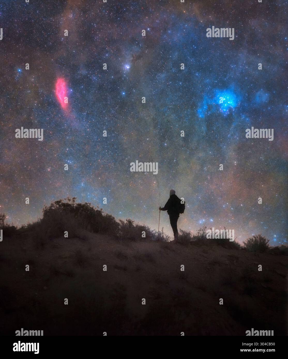 Avventura notturna con silhouette di escursionisti e Pleiadi Foto Stock