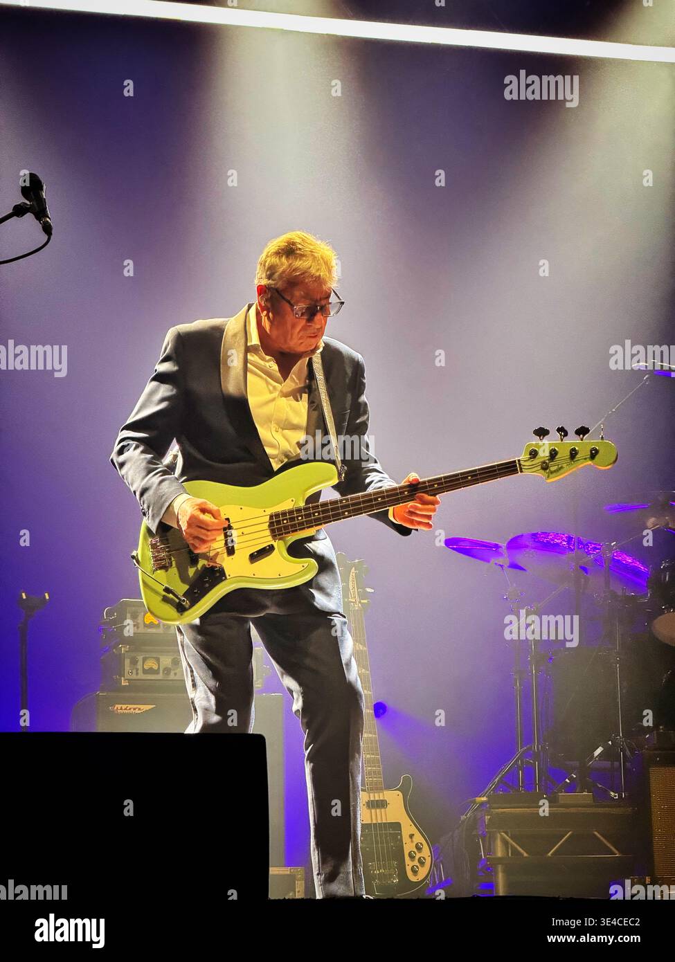 Graham Gouldman di 10CC alla Swansea Arena, marzo 2026, suona un basso Fender Jazz. - Immagine stock catturata con smartphone