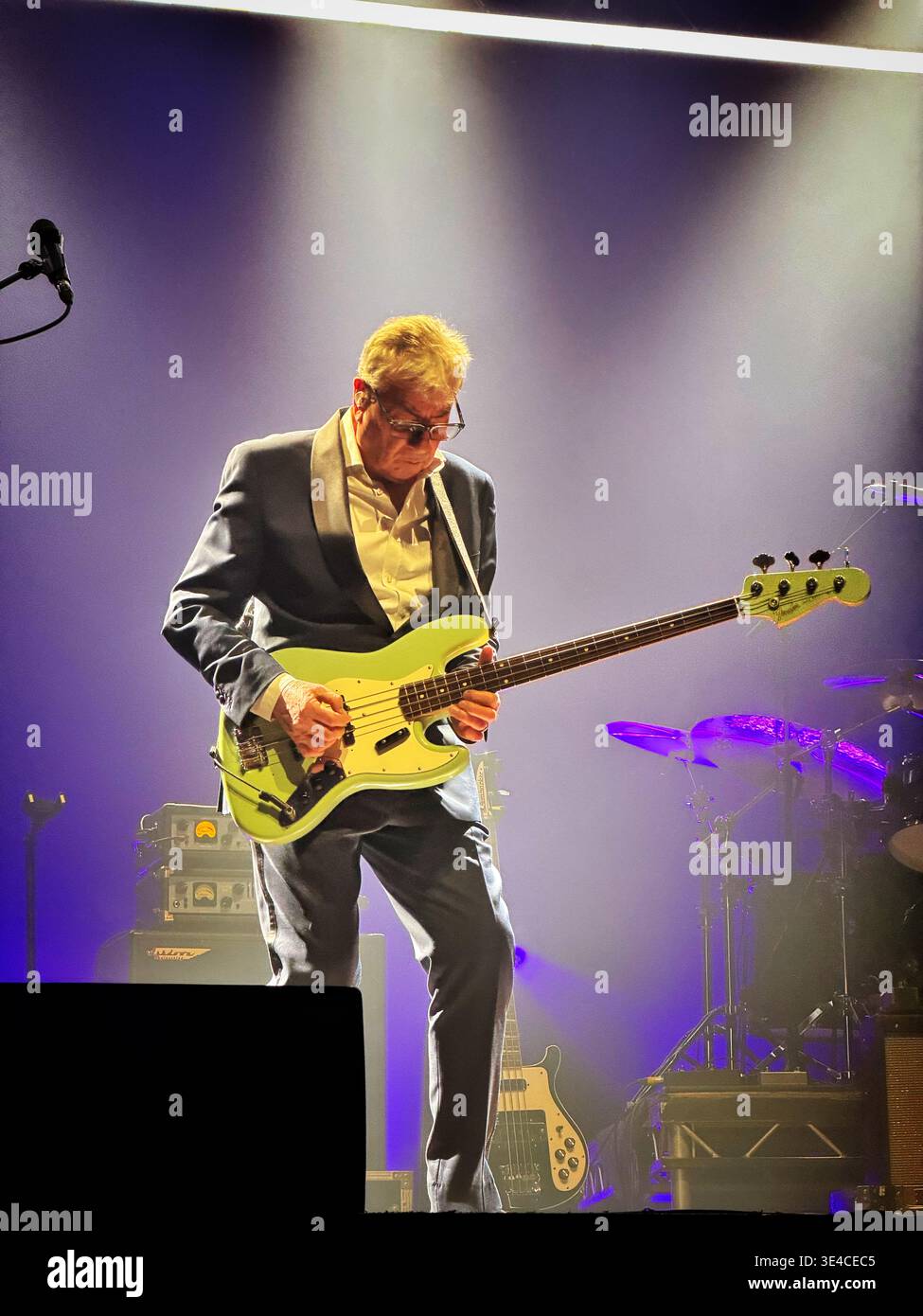 Graham Gouldman di 10CC alla Swansea Arena, marzo 2026, suona un basso Fender Jazz. - Immagine stock catturata con smartphone