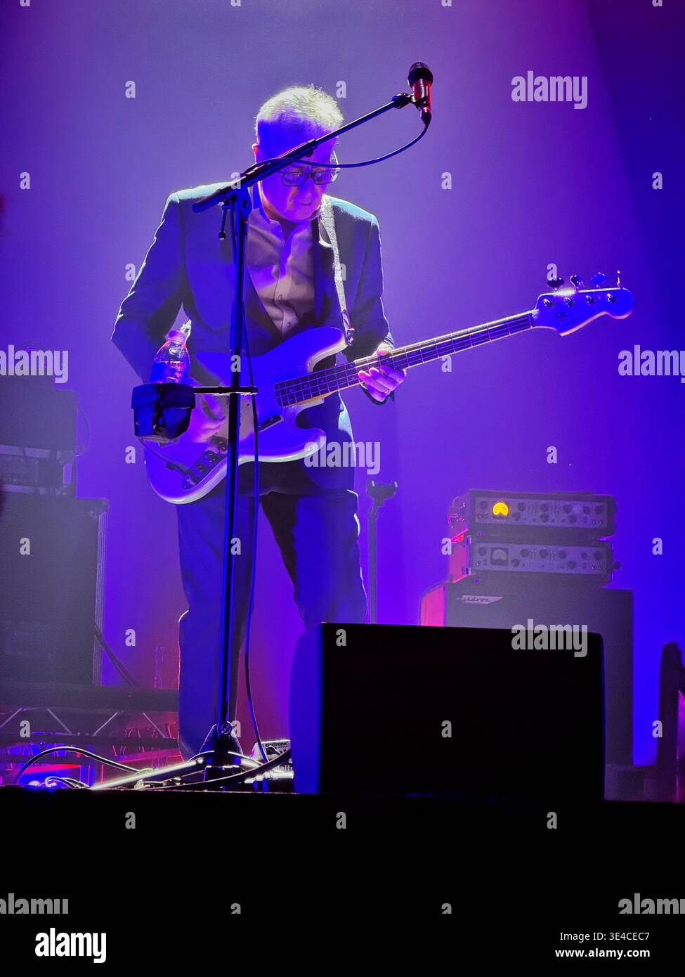 Graham Gouldman di 10CC alla Swansea Arena, marzo 2026, suona un basso Fender Jazz. - Immagine stock catturata con smartphone