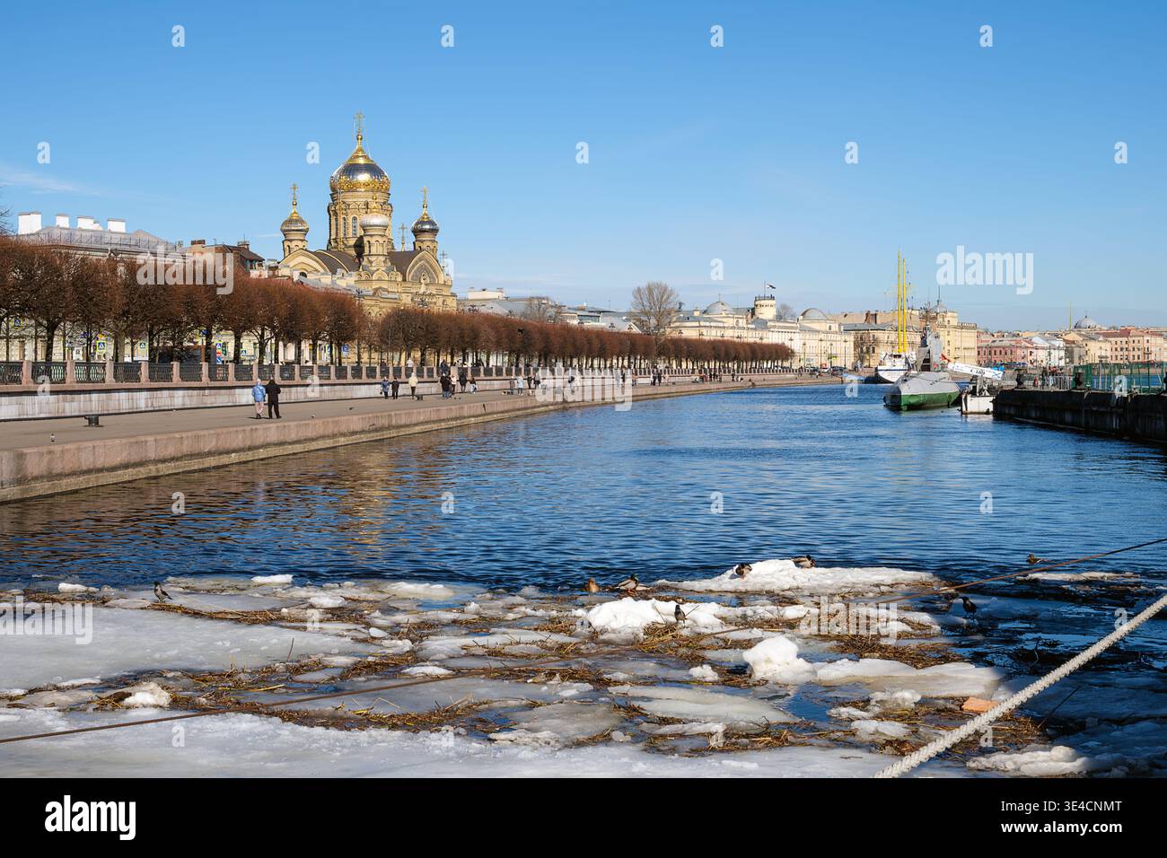 San Pietroburgo, Russia - 21 marzo 2026. Vista della cattedrale sul tenente Schmidt Embankment Foto Stock