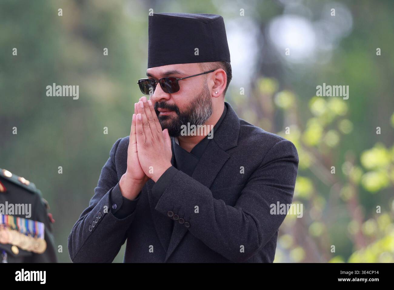 Kathmandu, Nepal. 27 marzo 2026. Il nuovo primo ministro Balen Shah gesta durante una cerimonia di giuramento nella residenza presidenziale. Credito: SOPA Images Limited/Alamy Live News Foto Stock