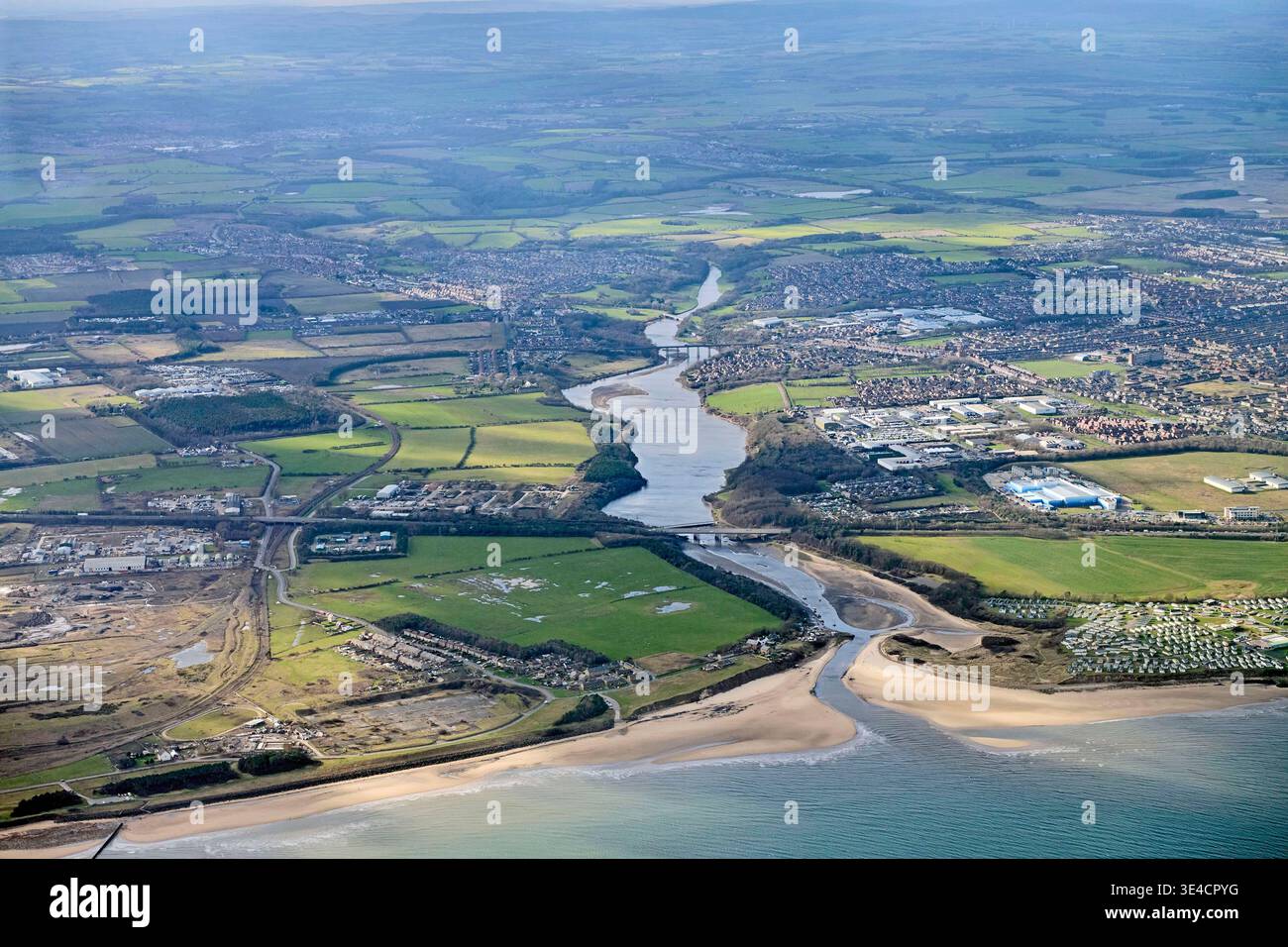 Vista aerea della foce del fiume Wansbeck, costa nord-orientale della Northumbria, Inghilterra settentrionale, Regno Unito Foto Stock