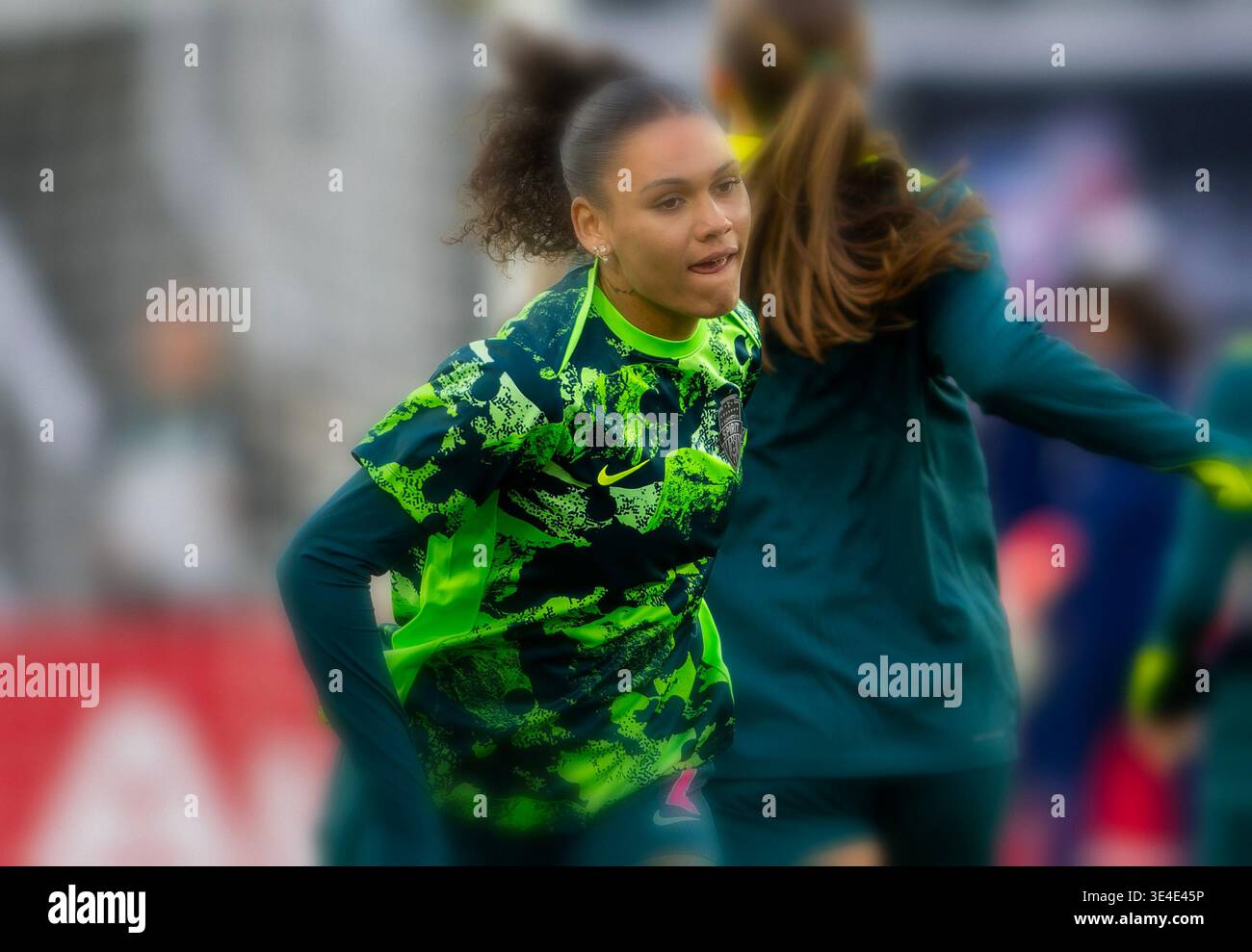 Una giocatrice di calcio si riscalda prima di una partita. Foto Stock