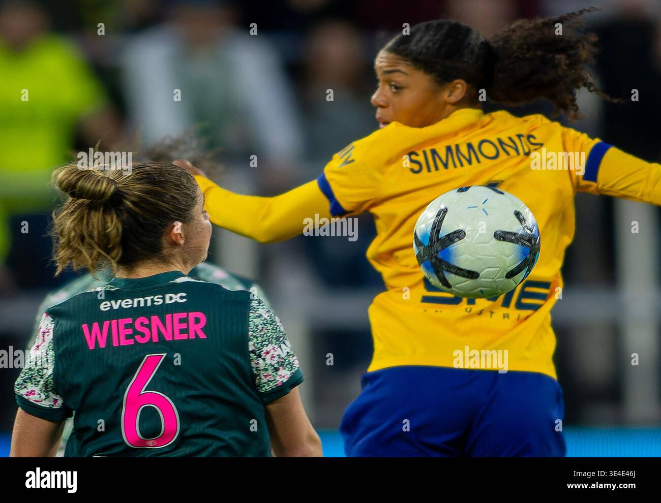 Due giocatrici di calcio in azione Foto Stock