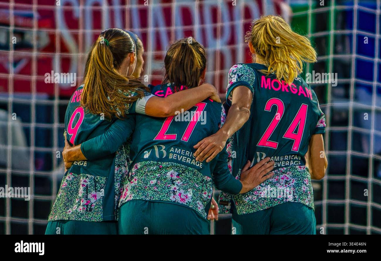 Tre giocatrici di calcio femminili festeggiano dopo un gol Foto Stock
