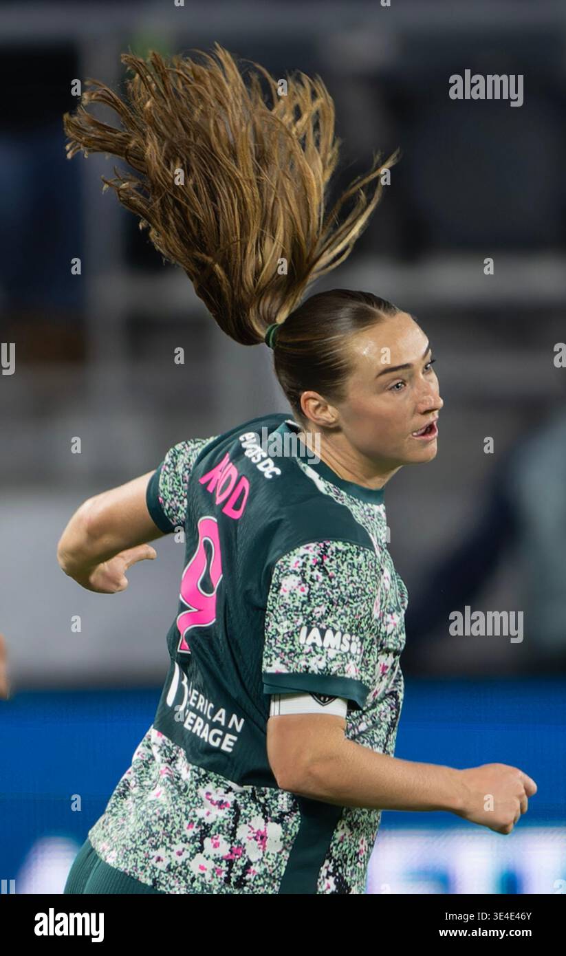 Una giocatrice di calcio dopo aver diretto la palla Foto Stock