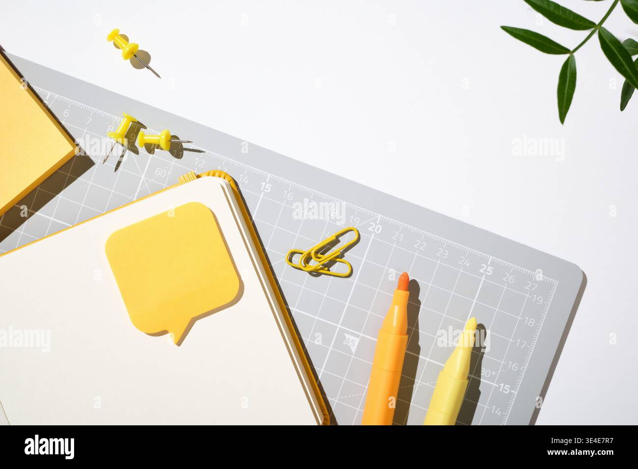 Layout dell'area di lavoro grigio e giallo per la pianificazione e lo studio su sfondo bianco. Copyspace Foto Stock
