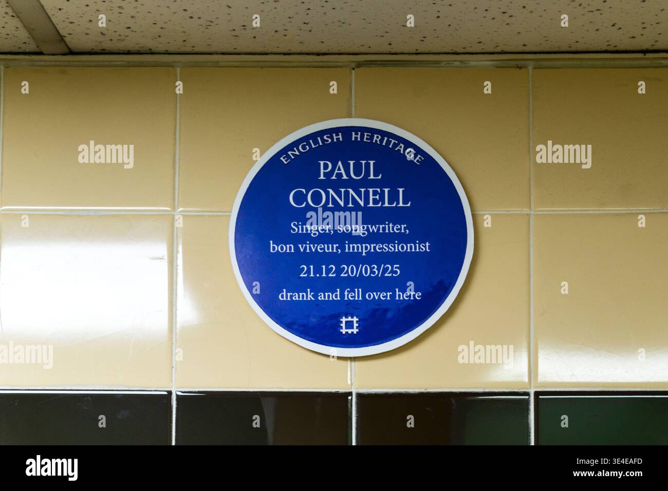 Una parodia della targa inglese Heritage nei bagni di un pub londinese recita Paul Connell cantante, cantautore, bon viveur, impressionista bevve e cadde qui. Foto Stock
