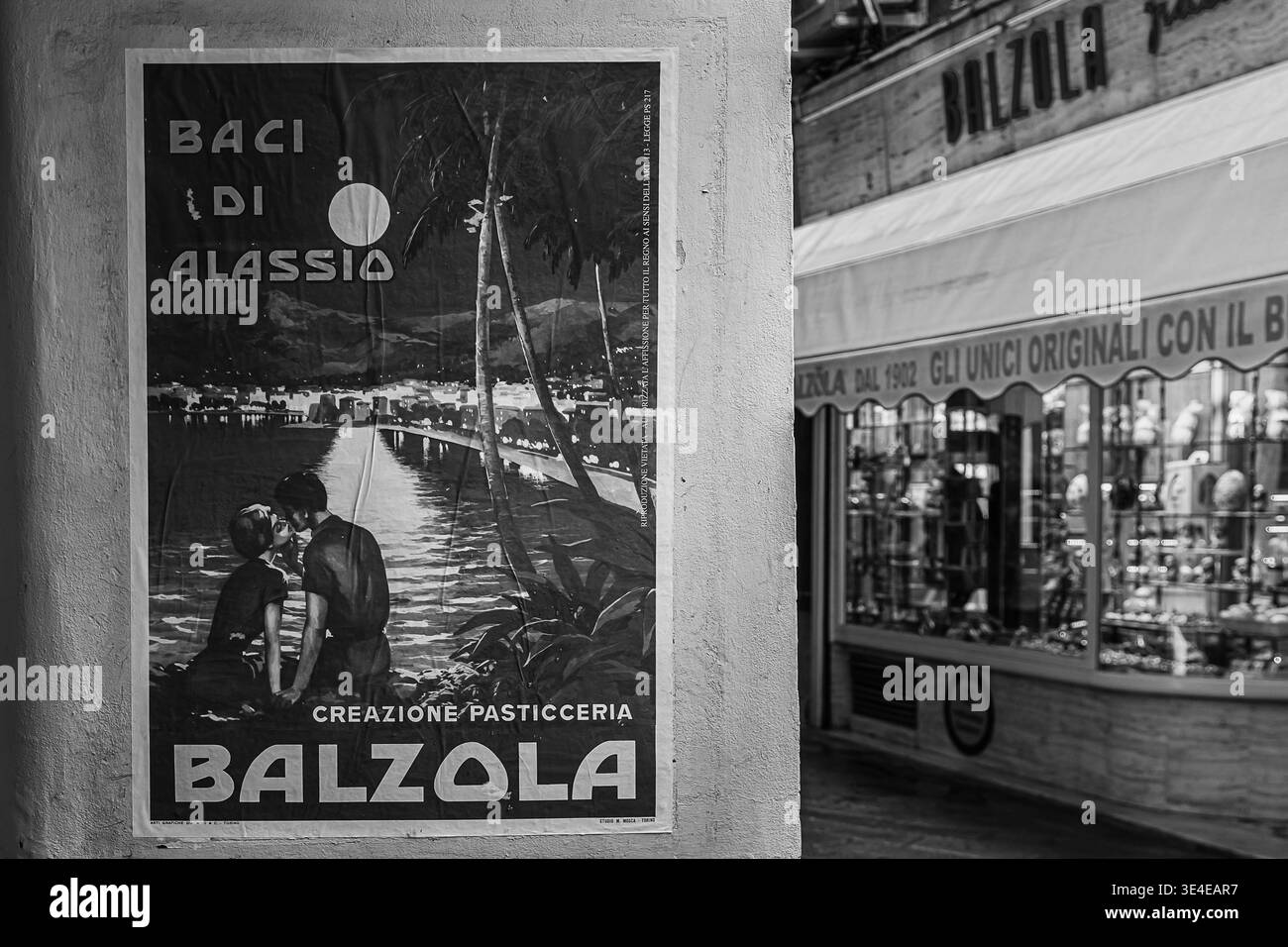 Un poster vintage promuove i famosi e deliziosi baci di Alassio Foto Stock