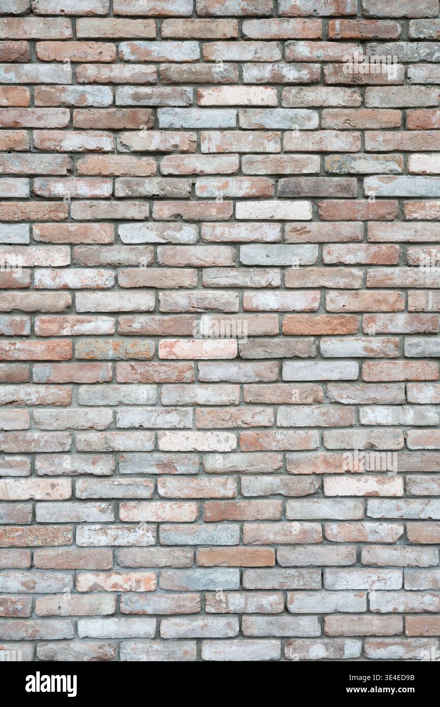 Pareti in mattoni in stile loft vintage con un mix di mattoni rossi, bianchi e grigi. Fondo rustico in muratura bonificata, superficie in muratura resistente agli agenti atmosferici per Foto Stock