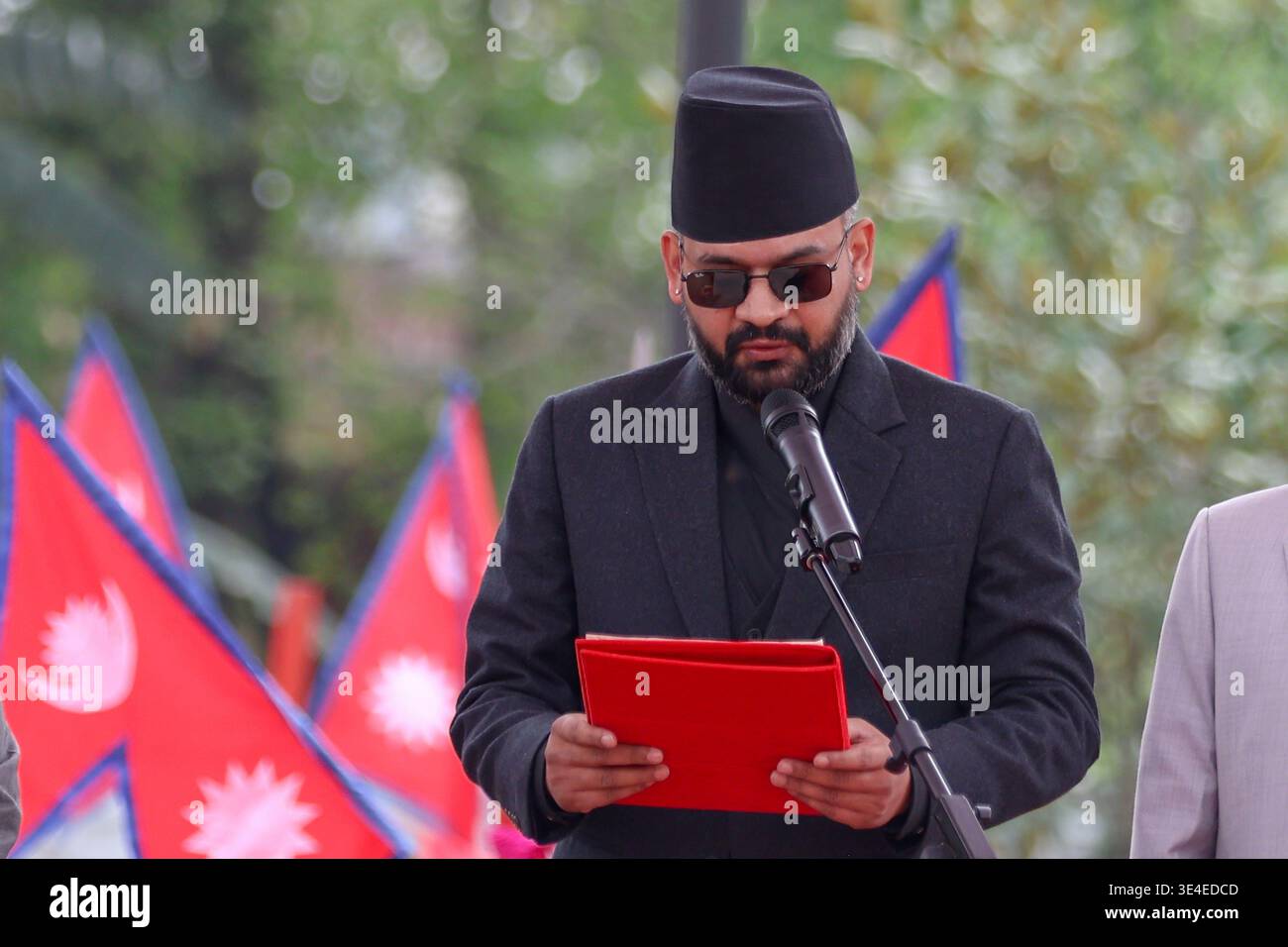 Kathmandu, Nepal. 27 marzo 2026. Balendra Shah giurò come primo ministro del Nepal durante una cerimonia a Kathmandu, Nepal, il 27 marzo 2026. Balendra Shah, capo anziano del partito Rastriya Swatantra, ha prestato giuramento come primo ministro del Nepal venerdì in una cerimonia speciale tenutasi presso l'Ufficio del Presidente a Kathmandu, capitale del Nepal. Ore prima del giuramento, Shah fu nominato 47° primo ministro del paese secondo la Costituzione del Nepal. Crediti: Sulav Shrestha/Xinhua/Alamy Live News Foto Stock