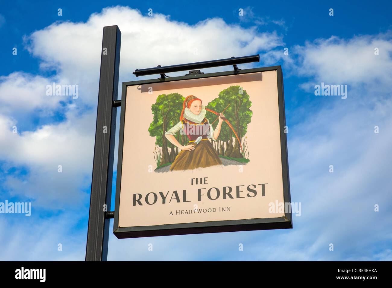 Londra, Regno Unito - 10 marzo 2026: Cartello fuori dall'hotel e pub Royal Forest, situato in Ranger's Road a Chingford, Londra, Regno Unito. Foto Stock