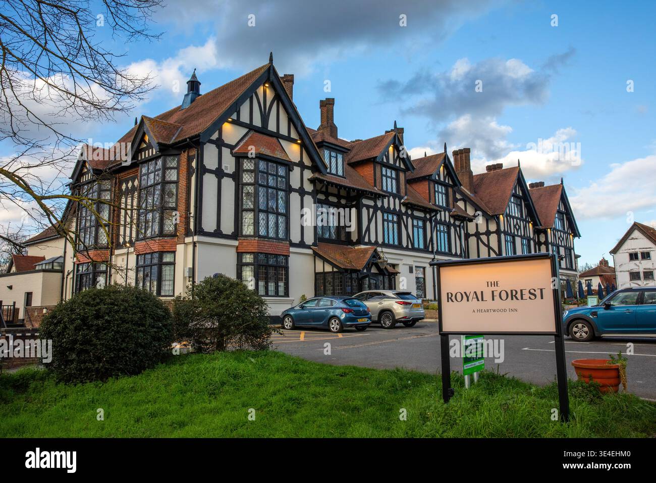 Londra, Regno Unito - 10 marzo 2026: L'hotel e pub Royal Forest, situato in Ranger's Road a Chingford, Londra, Regno Unito. Foto Stock