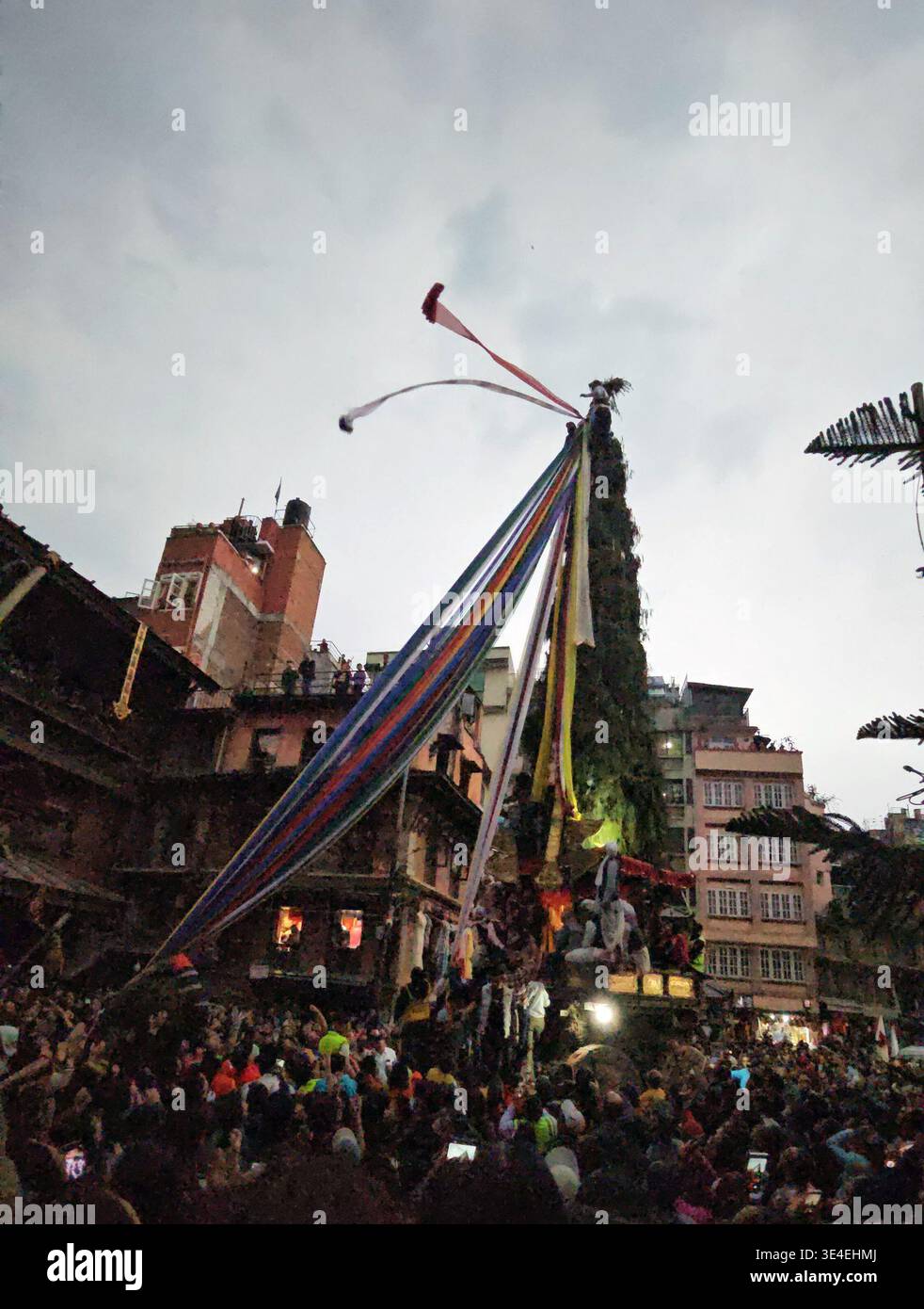 Kathmandu, Nepal. 27 marzo 2026. Le persone pregano per celebrare il Seto Machhindranath Chariot festival.in Kathmandu, Nepal, il 27 marzo 2026. (Credit Image: © Sunil Sharma/ZUMA Press Wire) SOLO PER USO EDITORIALE! Non per USO commerciale! Foto Stock
