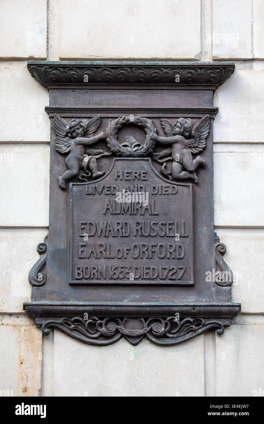 Primo piano di una targa di bronzo in King Street a Covent Garden, Londra, che segna il luogo in cui l'ammiraglio Edward Russell visse e morì. Foto Stock