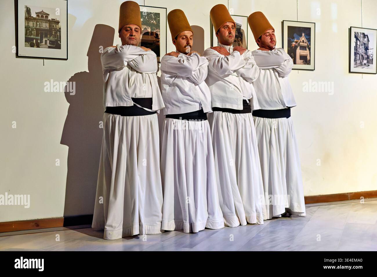 I dervisci vorticosi prendono parte a uno spettacolo sufi a Istanbul in Turchia. Questo evento culturale mostra il loro stile di danza e la loro tradizione unici. Foto Stock