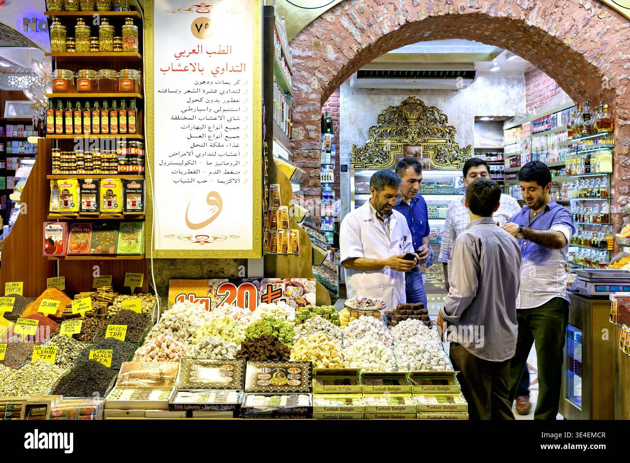 Gli amanti dello shopping si riuniscono nel Grand Bazaar di Istanbul per esplorare spezie, erbe e vari prodotti. Il mercato è affollato di visitatori e venditori. Foto Stock