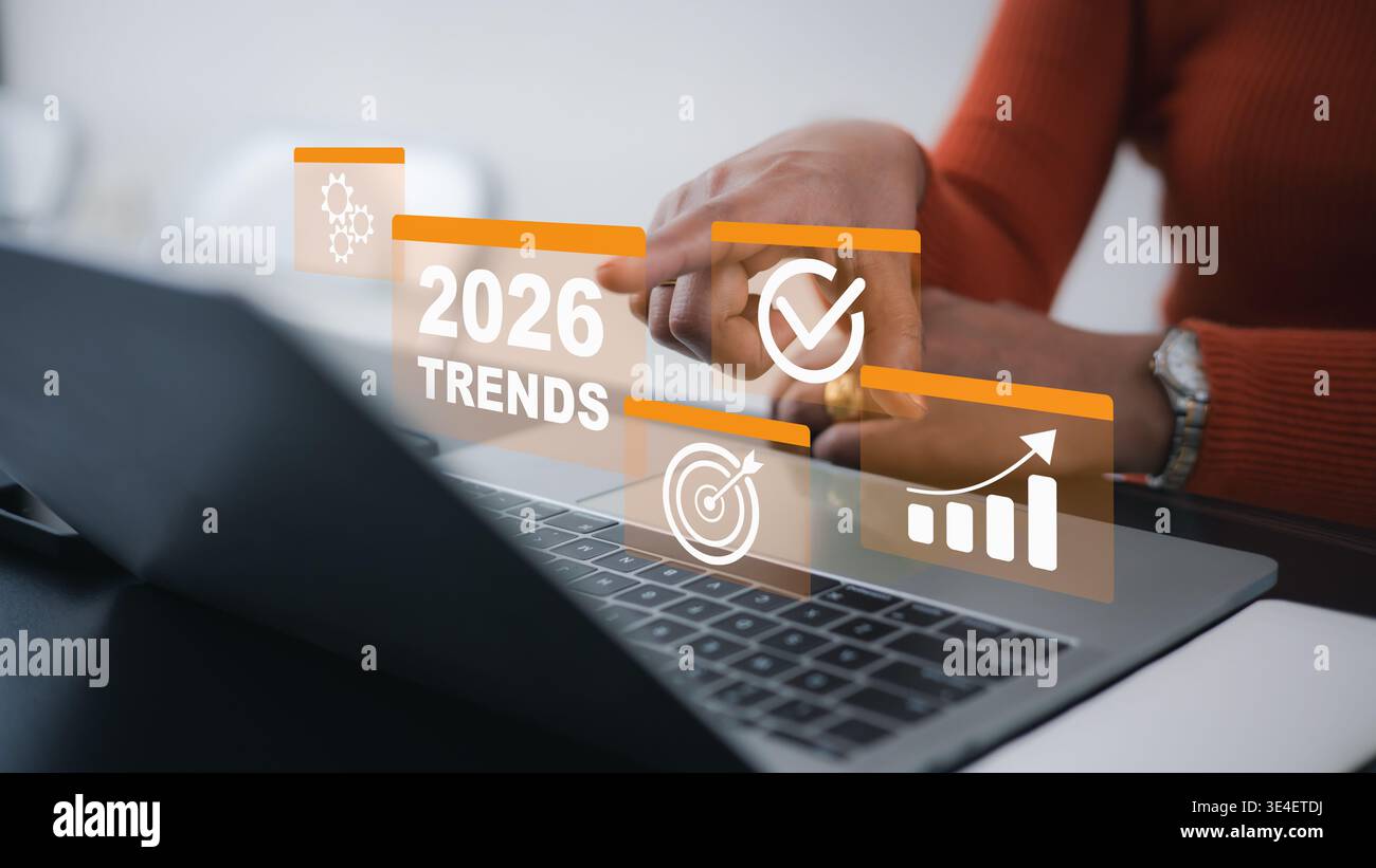 Le tendenze aziendali 2026 prevedono il concetto digitale.pianificazione della strategia di marketing sullo schermo dei notebook.icone della trasformazione digitale e della crescita aziendale.mano delle donne Foto Stock