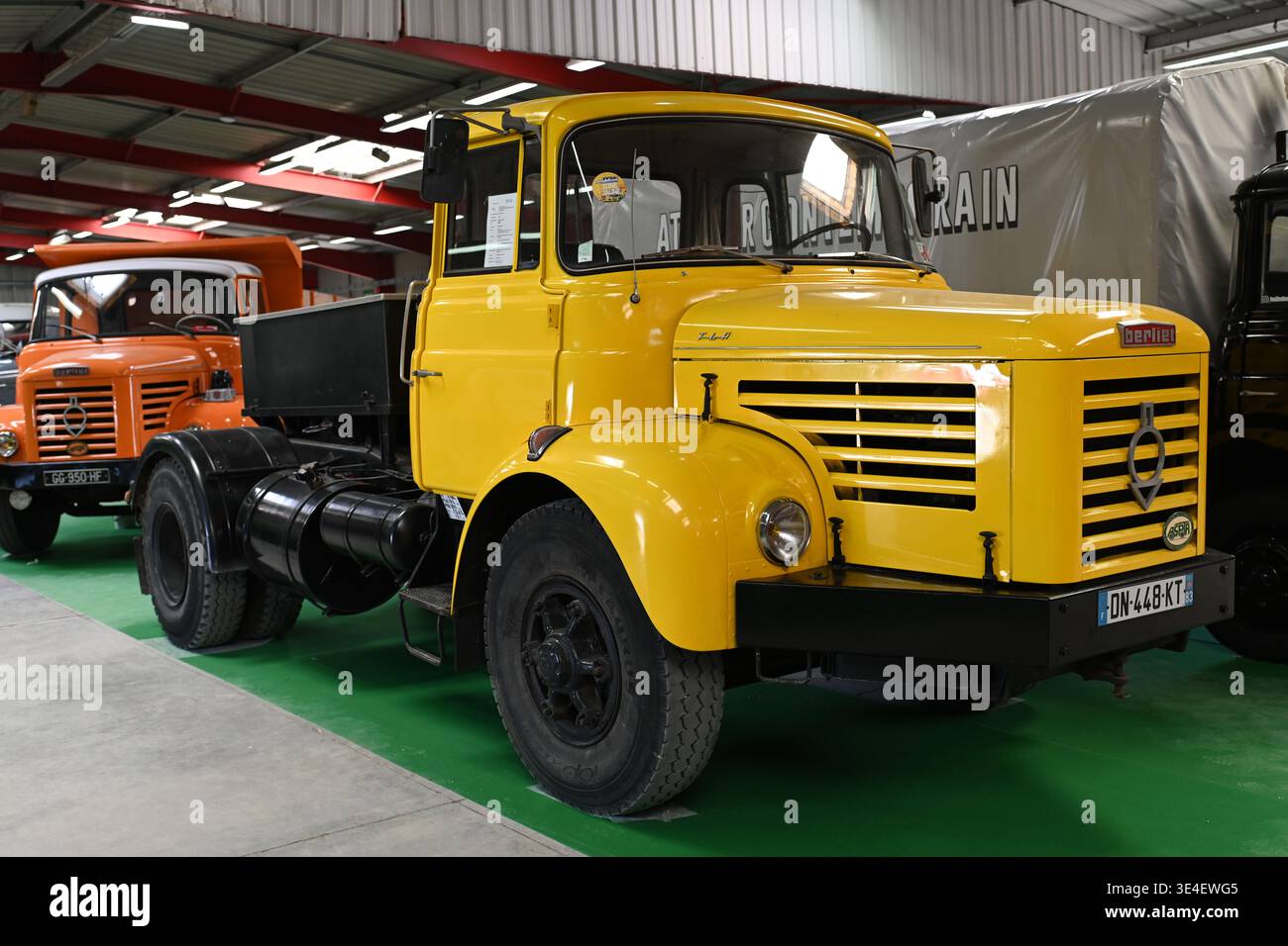 Camion o camion Berliet TLR 12 Vintage giallo francese. Modello 1967. Fabbricato dal 1967 al 1968. Foto Stock
