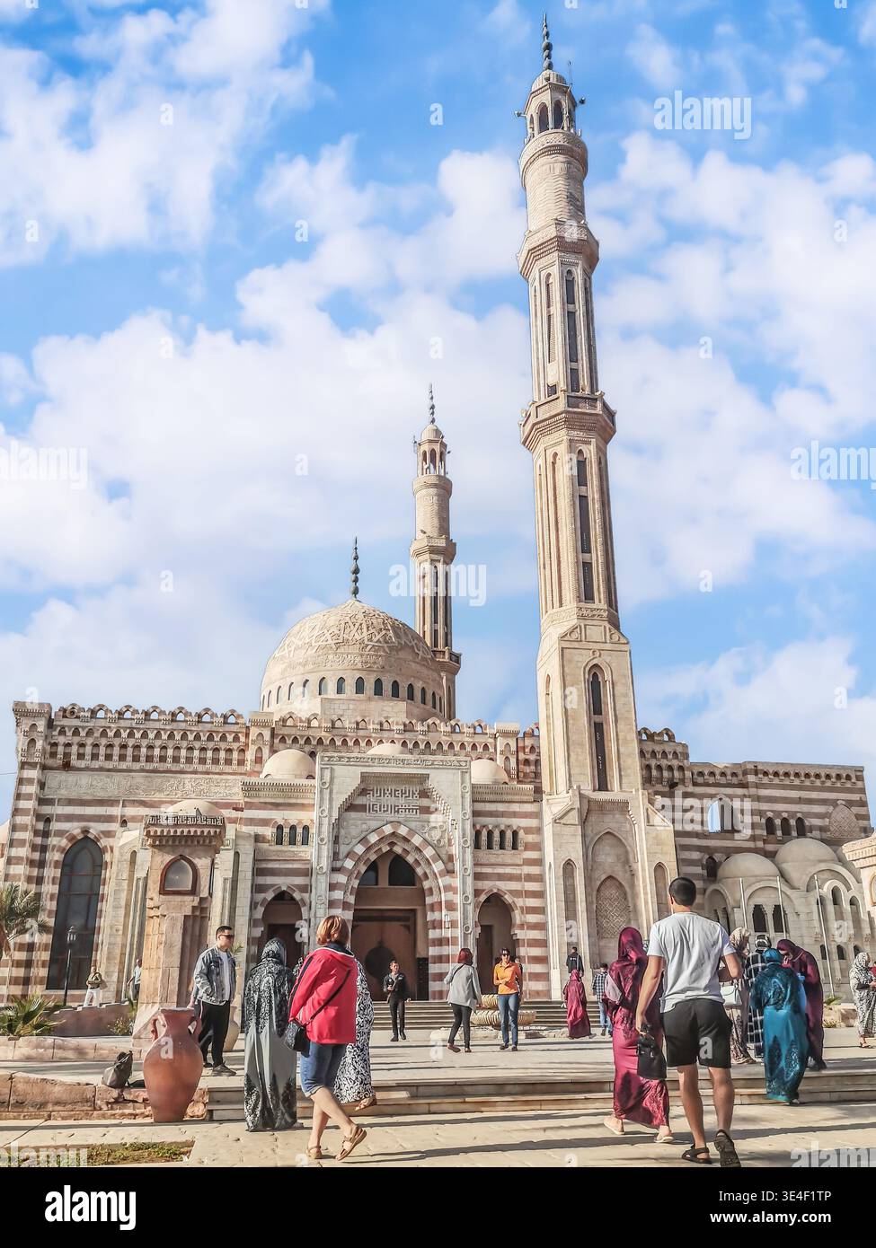Sharm El Sheikh, Egitto - 18 gennaio 2020: Turisti di fronte all'edificio di una moderna moschea al Mustafa a Sharm El Sheikh Foto Stock