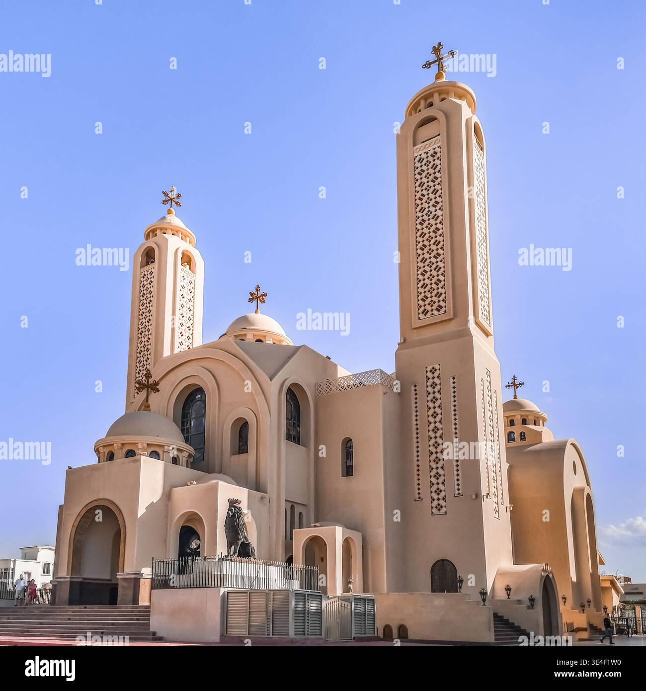 Sharm El Sheikh, Egitto - 18 gennaio 2020: L'edificio moderno della Chiesa copta di El sama Eyeen contro il cielo blu di Sharm El Sheikh Foto Stock