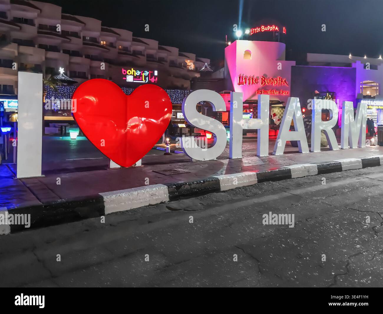 Sharm El Sheikh, Egitto - 19 gennaio 2020: Lettering i Love Sharm sulla strada notturna di Sharm El Sheikh. Scultura moderna sulla strada di Naama Bay Foto Stock
