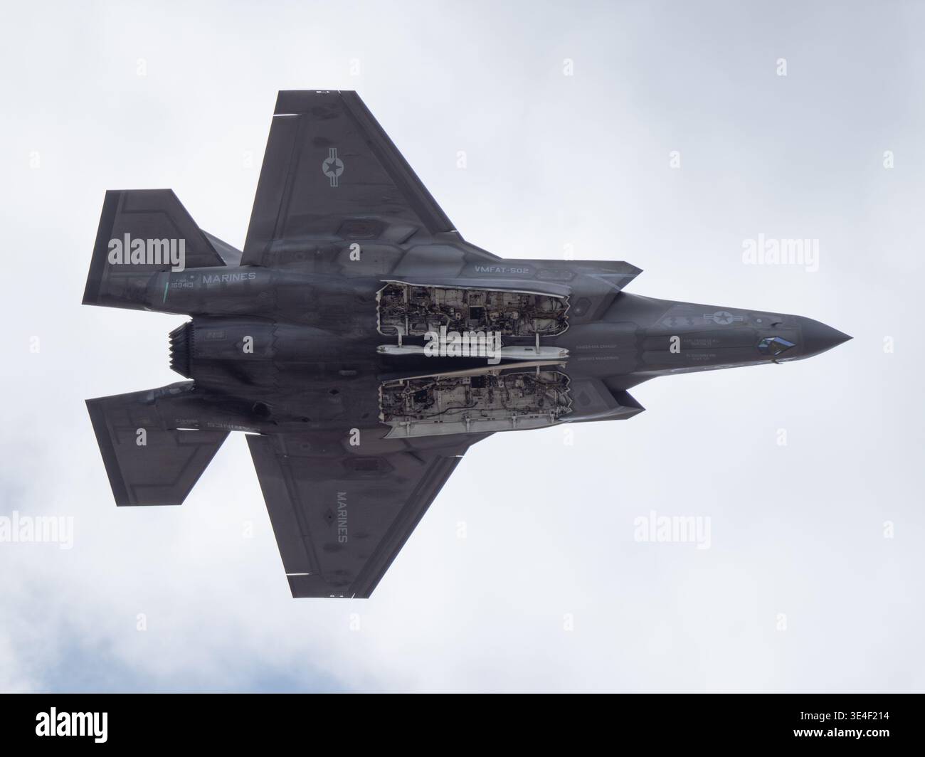 SAN DIEGO, CALIFORNIA, USA - 28 SETTEMBRE 2025: Una vista diretta dal basso di un F-35B Lightning II dell'USMC con le sue baie per armi interne aperte, che mostra i Foto Stock