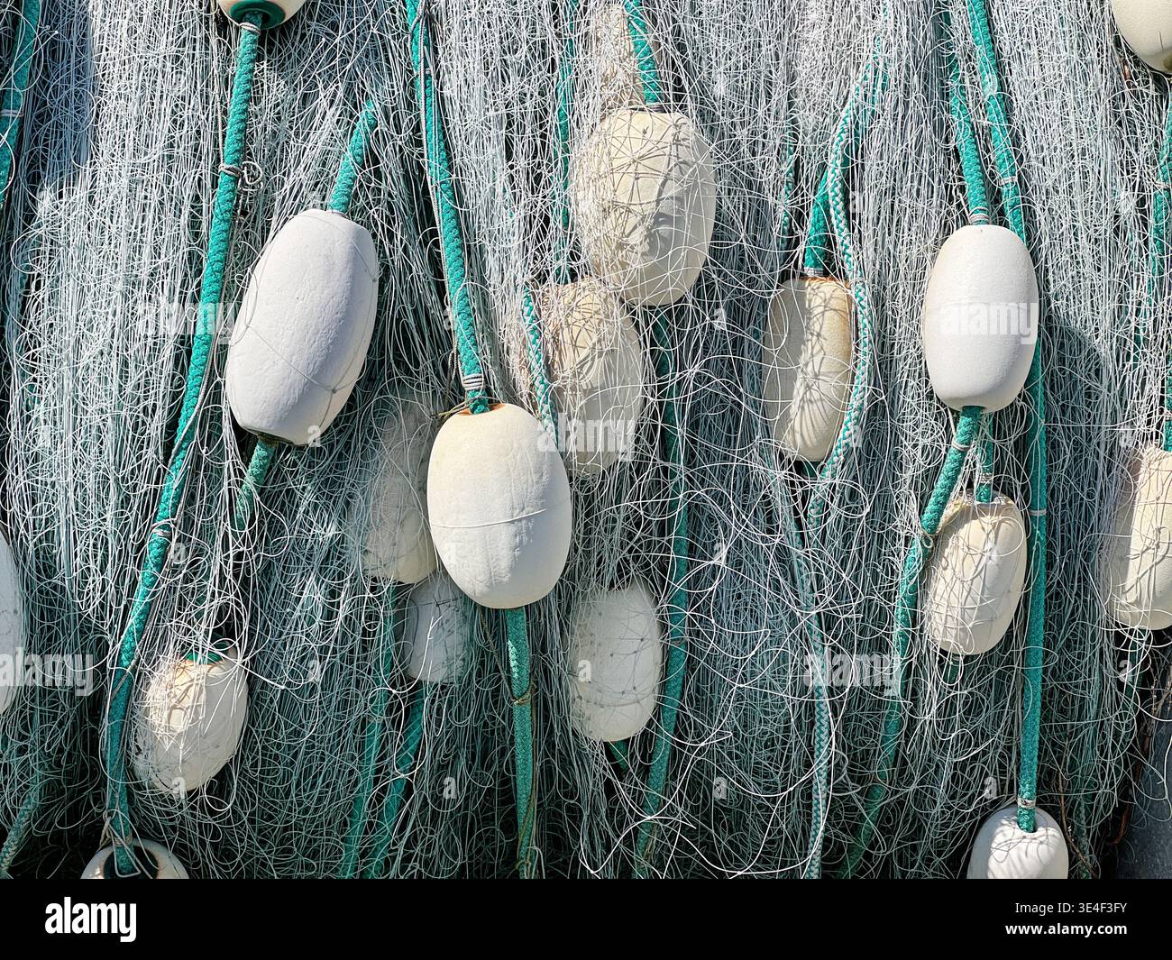 Reti da pesca, boe e corde sono immagazzinate insieme, pronte per andare a vedere per la cattura della stagione. Foto Stock