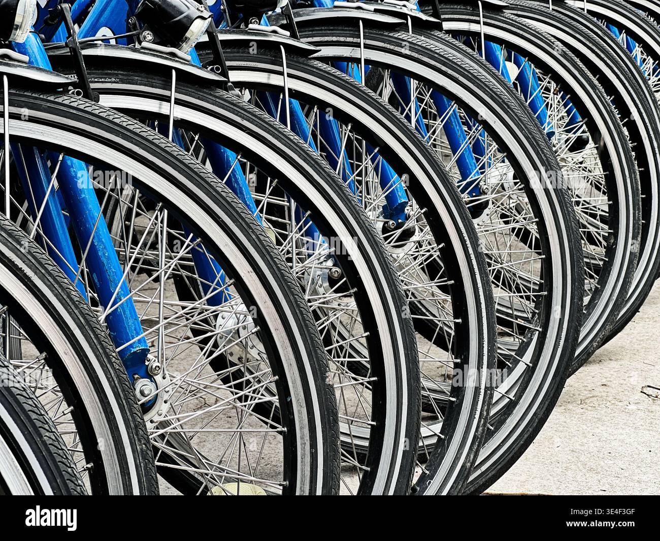 Una fila di biciclette blu aspetta che i clienti le portino a fare un giro a Chicago. Foto Stock