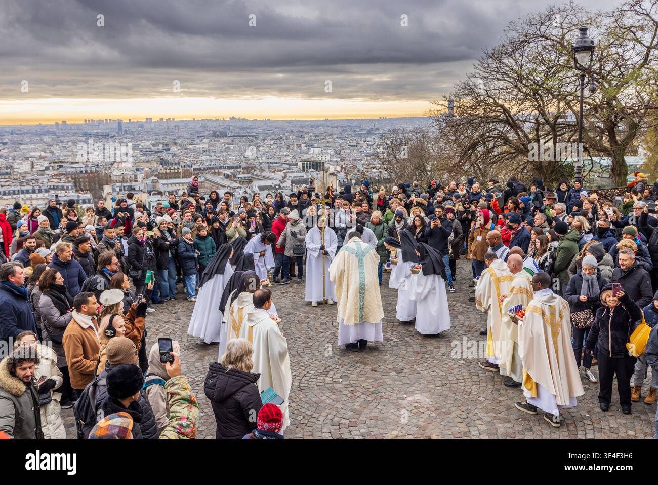 Parigi, Francia – 1 gennaio 2026: Cerimonia di benedizione che si svolge nel piazzale di Montmartre, illustrando raduni religiosi e tradit spirituale Foto Stock