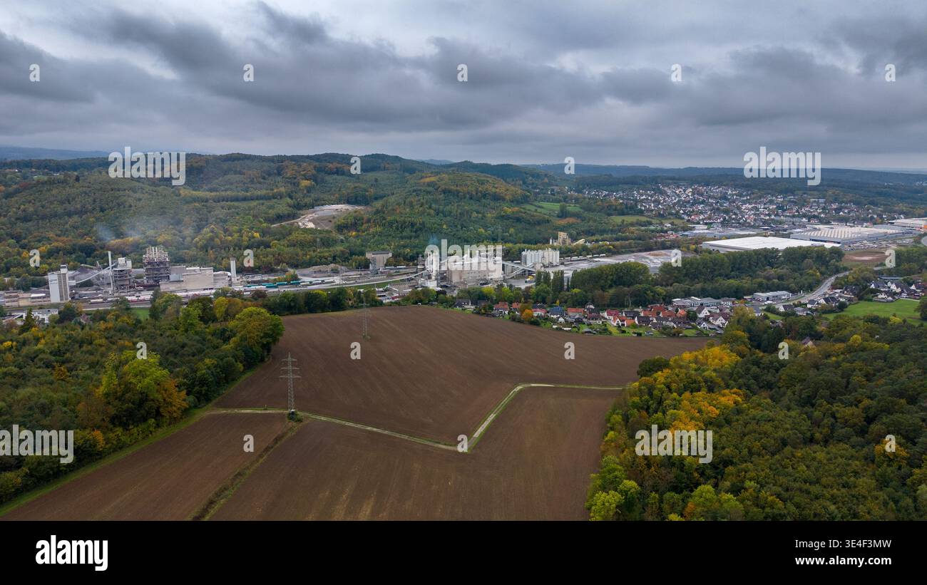 Sauerland Panorama: Menden con l'industria del cemento Foto Stock