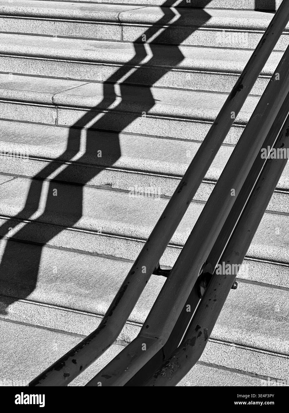 L'ombra di un corrimano crea uno schema astratto a zigzag sui gradini di fronte alla Biblioteca del Congresso a Washington DC. Foto Stock