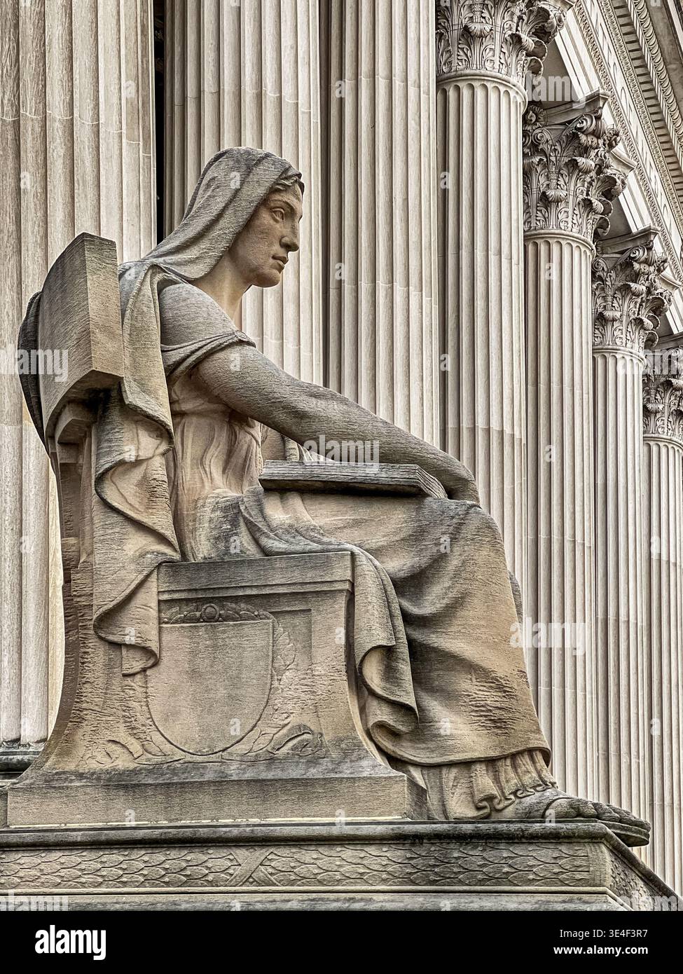 La scultura in pietra scolpita, Contemplation of Justice, è una delle due statue che si trovano di fronte alla Corte Suprema degli Stati Uniti. Foto Stock