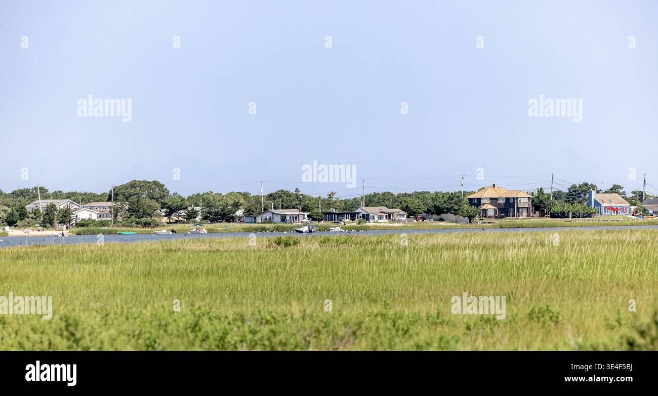 paesaggio di un tratto di napeague con zone umide e case lontane Foto Stock