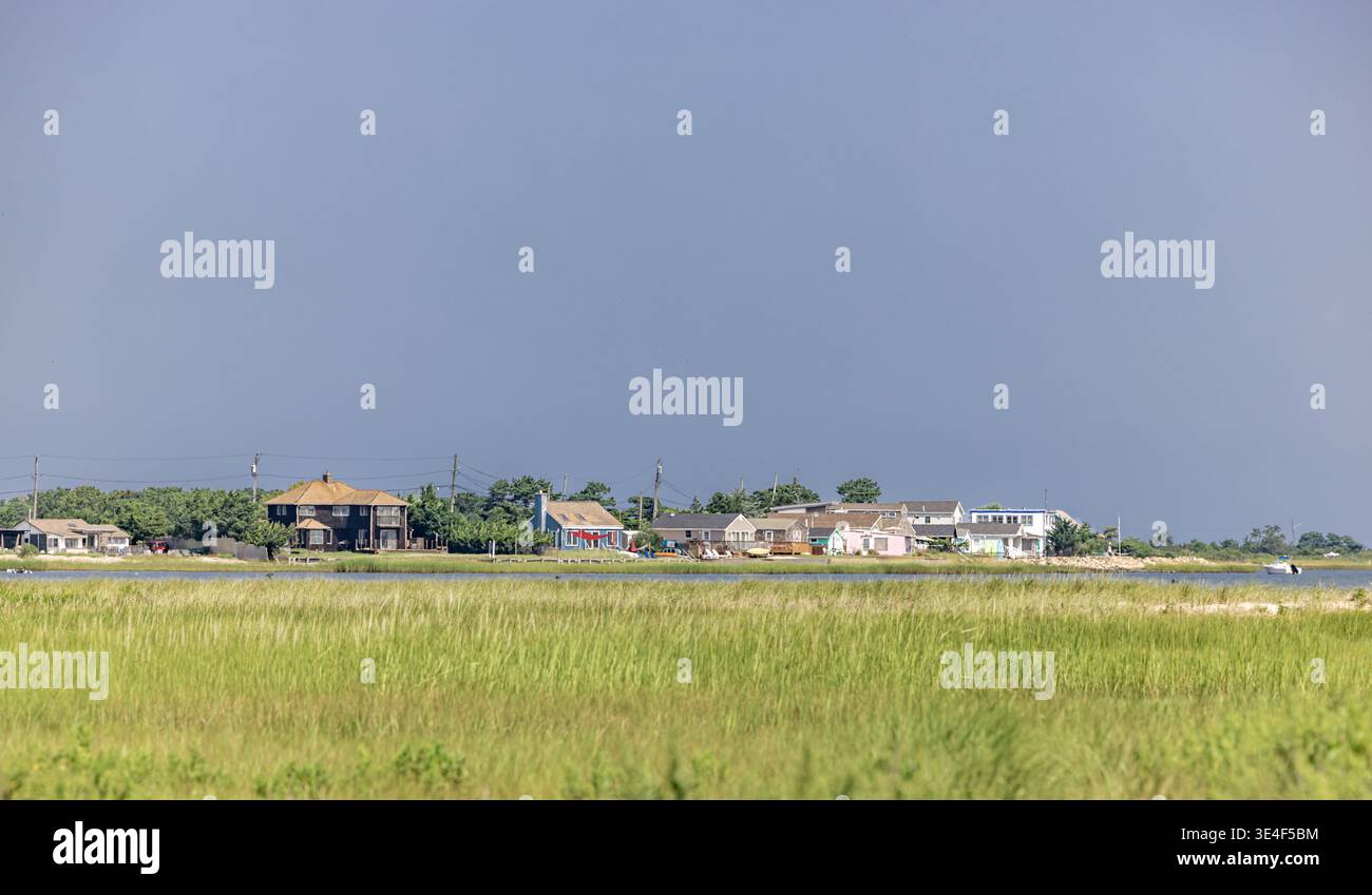 paesaggio di un tratto di napeague con zone umide e case lontane Foto Stock