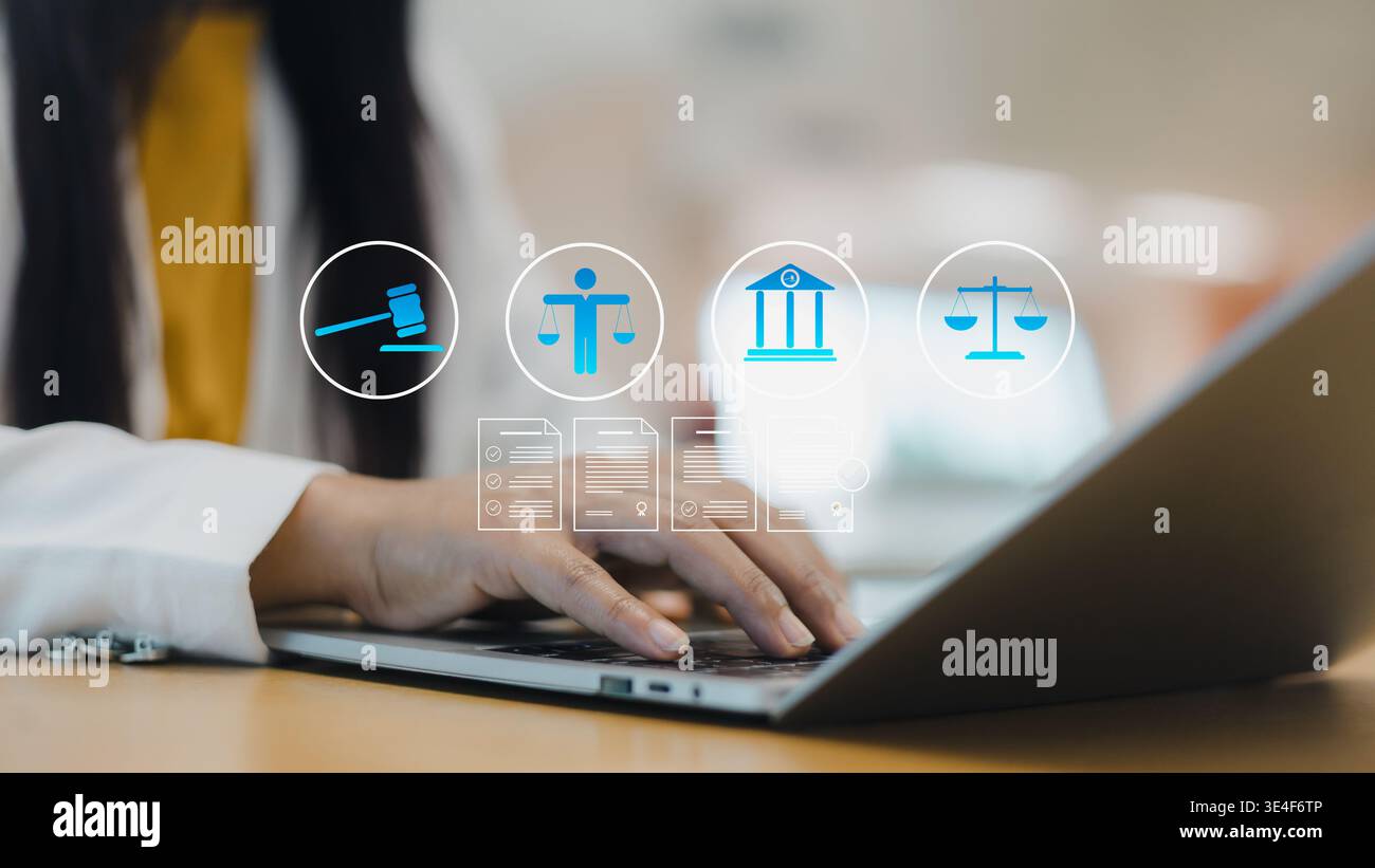 Avvocato donna asiatica che utilizza un laptop con icone di legge digitali, martelletto e scale di giustizia. Concetto di servizi legali online, conformità e cyber law t Foto Stock