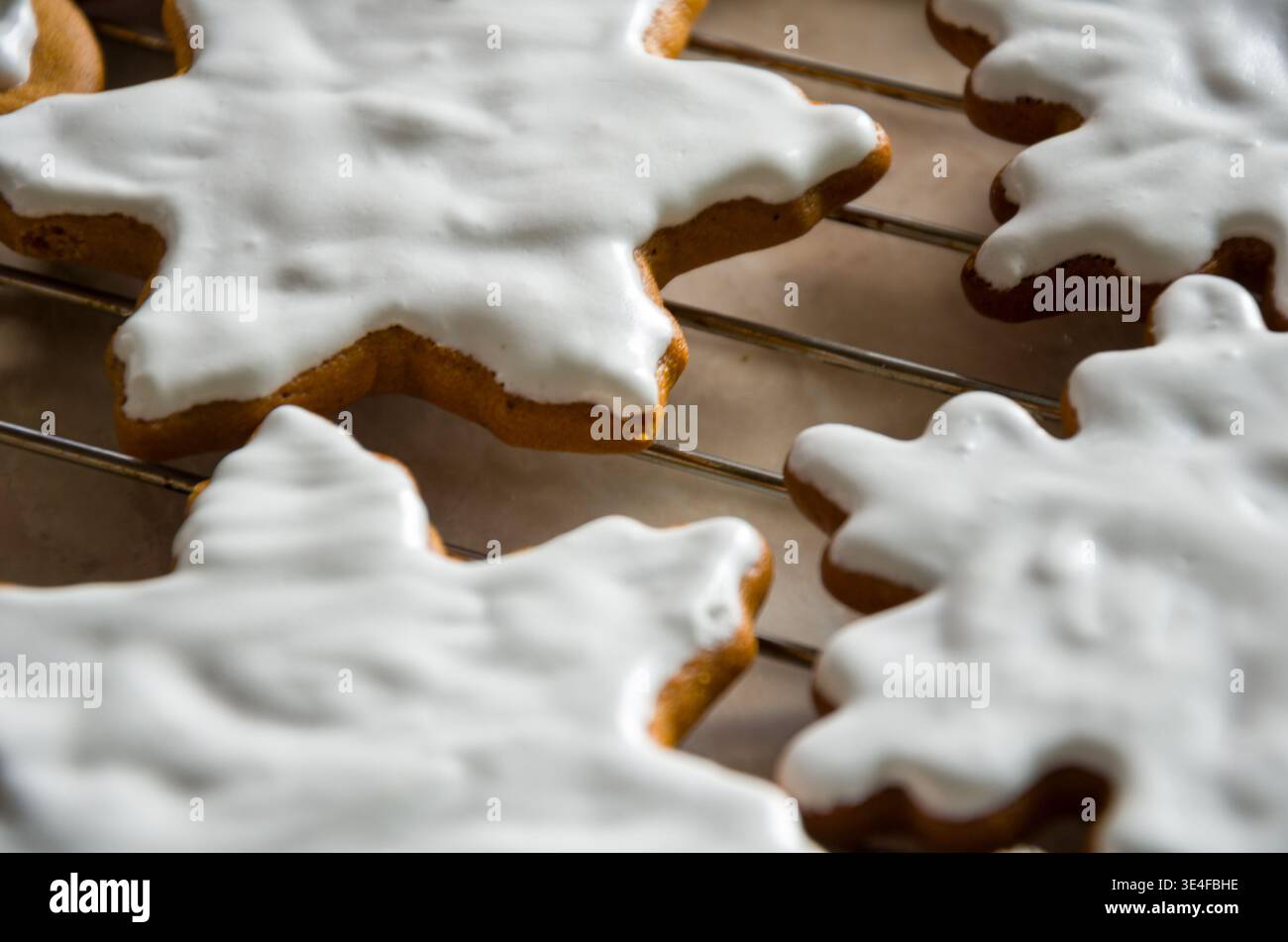 Biscotti a forma di fiocco di neve con glassa bianca Foto Stock