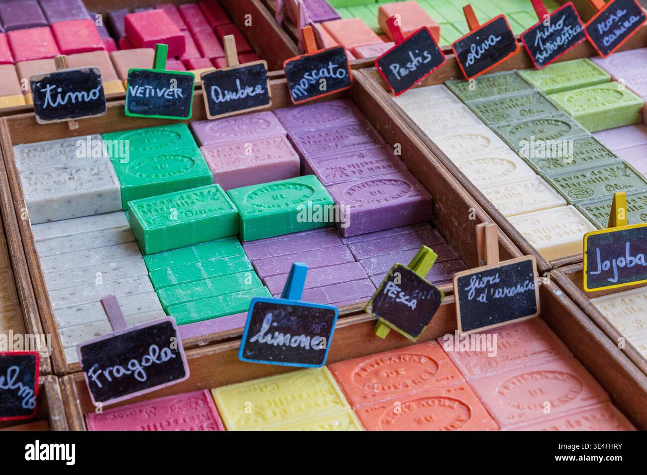 Saponette colorate artigianali di Marsiglia con etichette scritte a mano al mercato, Manifattura Tabacchi, Firenze Foto Stock